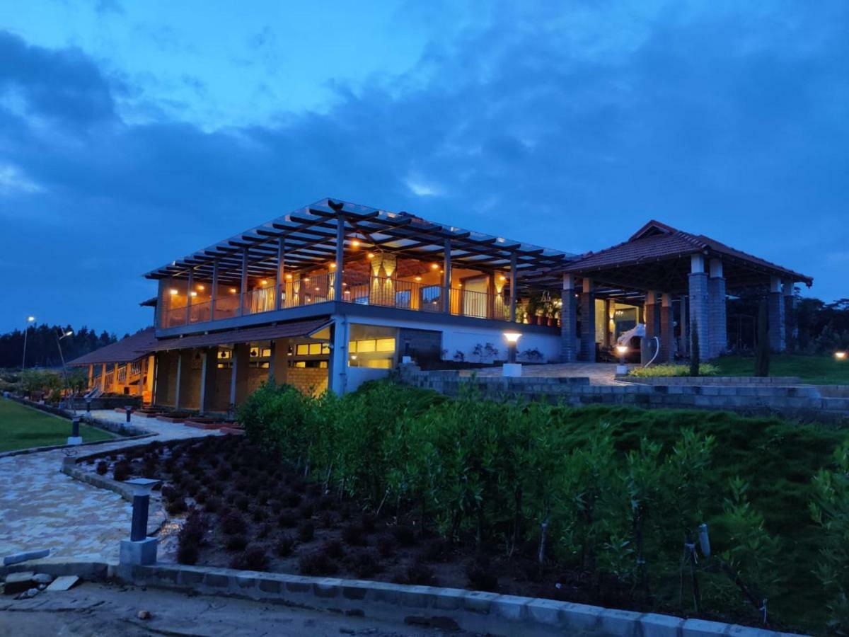 Hotel Biranji Aqua Retreat à Chikmagalūr Extérieur photo